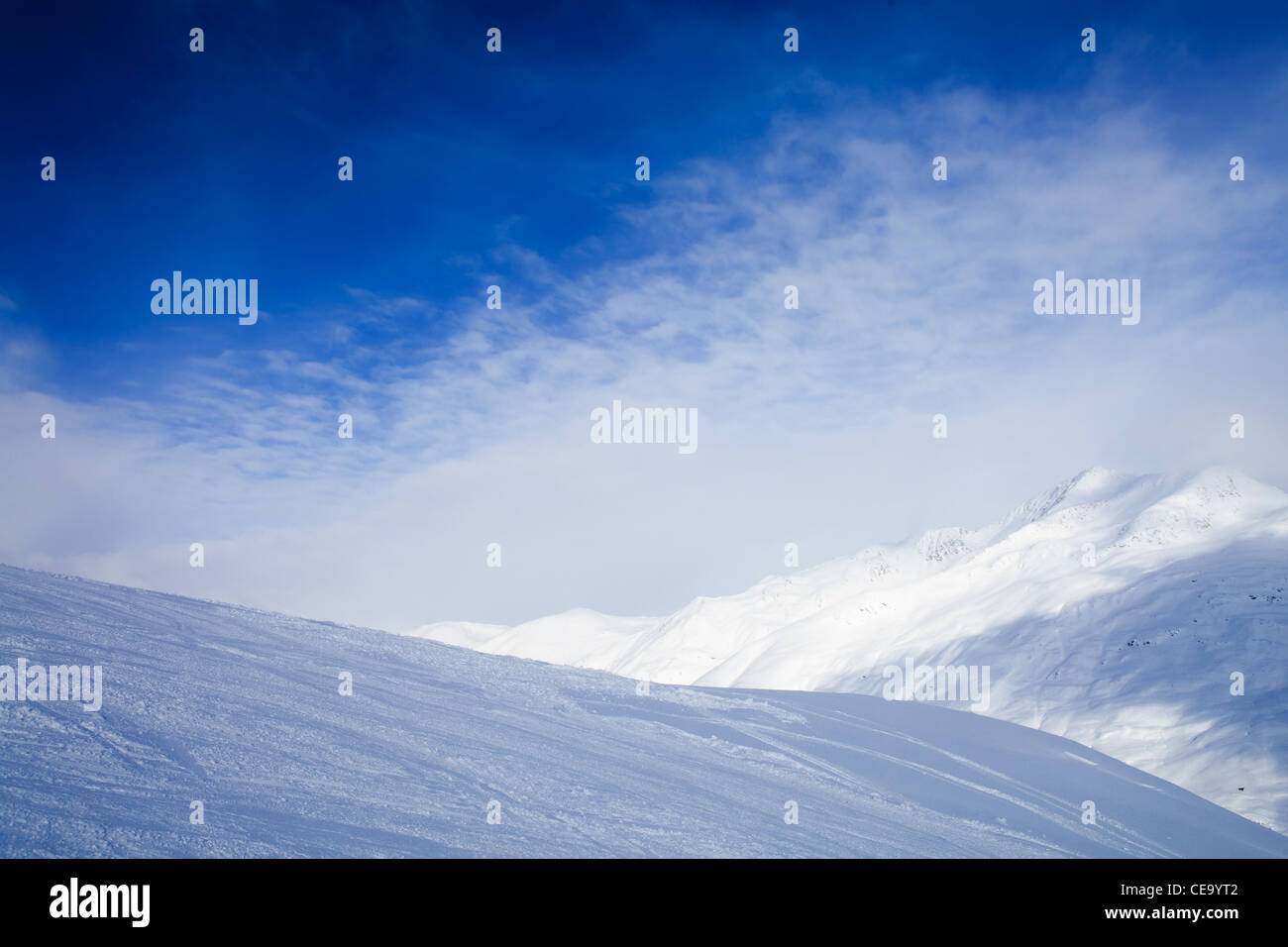La vue sur les montagnes d'hiver, couverte de neige, pente de ski sur l'avant-plan Banque D'Images