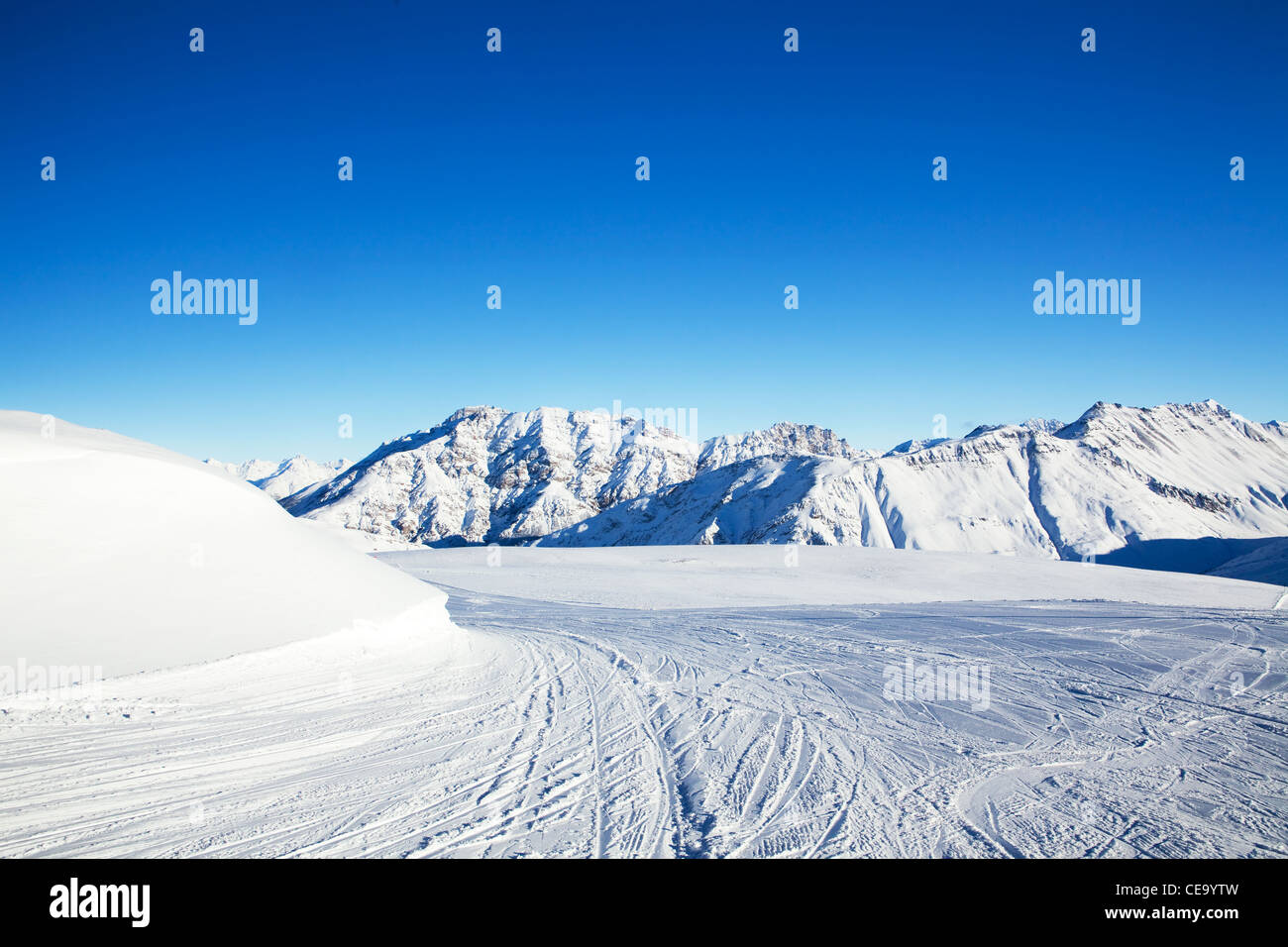 Le point de vue de l'hiver, les montagnes couvertes de neige, pente de ski sur l'avant-plan Banque D'Images