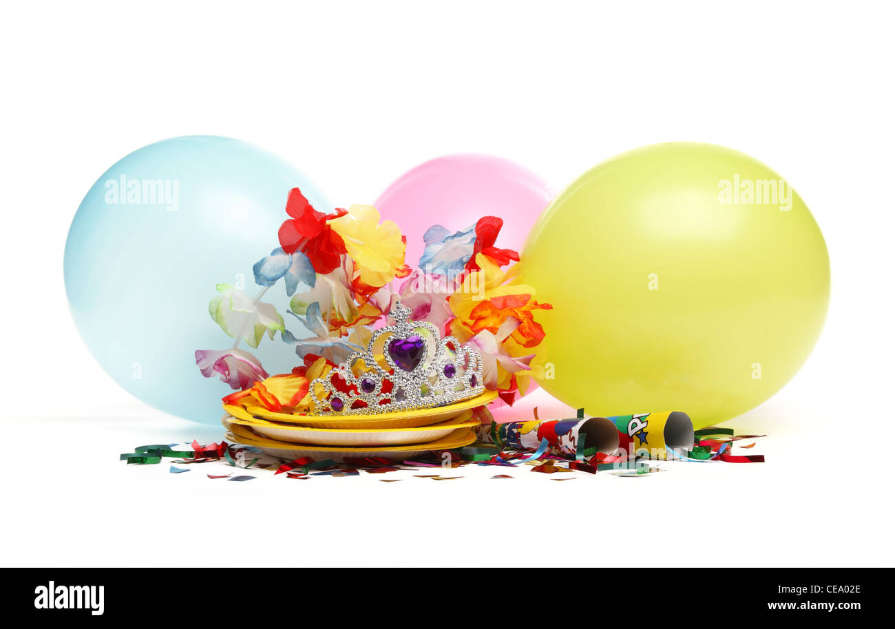 Décorations de fête d'anniversaire isolé sur blanc. Banque D'Images Décorations de fête d'anniversaire isolé sur blanc. Banque D'Images