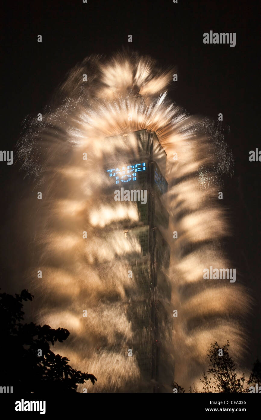 Taipei 101 Fireworks pour les célébrations du Nouvel An 2012 Banque D'Images