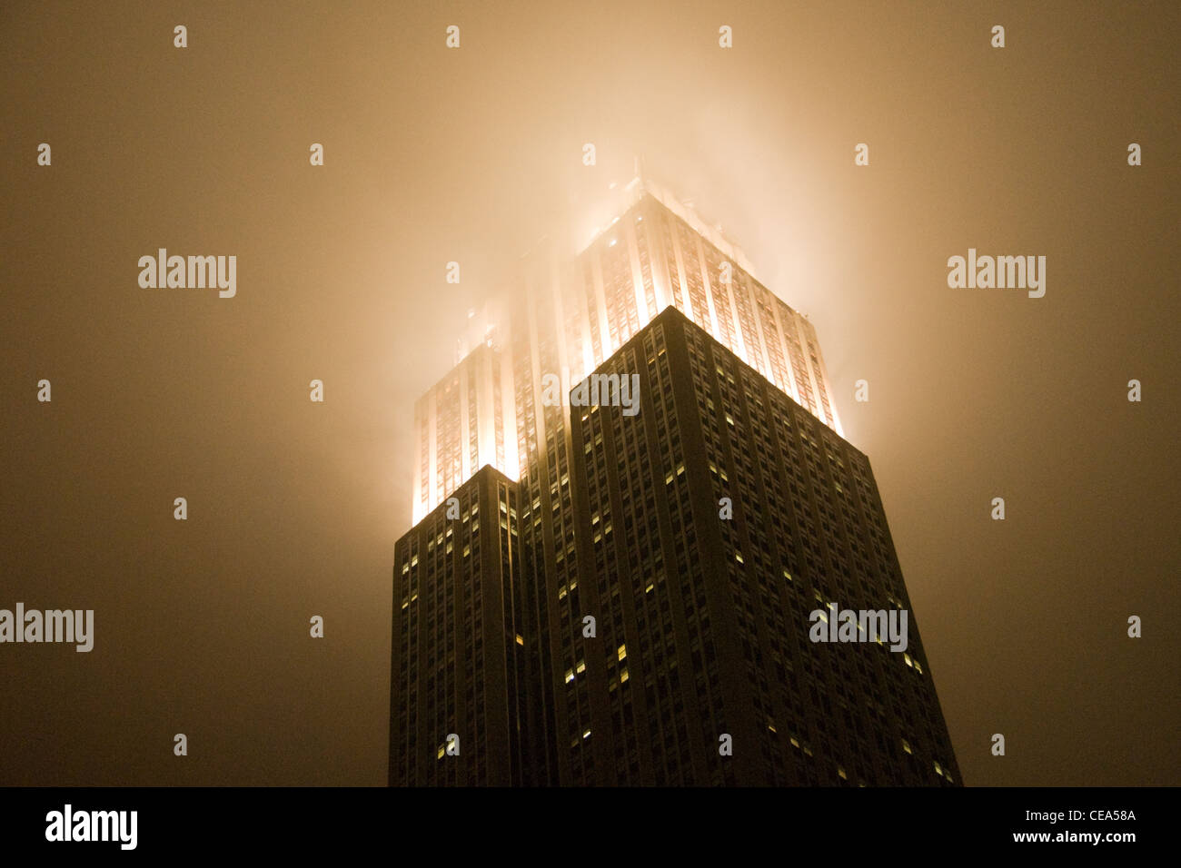 Haut de l'Empire State Building, enveloppée de brouillard. Banque D'Images