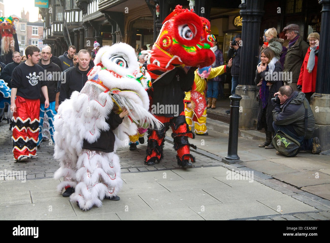 Chester Cheshire foule regardant la parade du Nouvel An chinois au centre-ville l'année du Dragon Banque D'Images