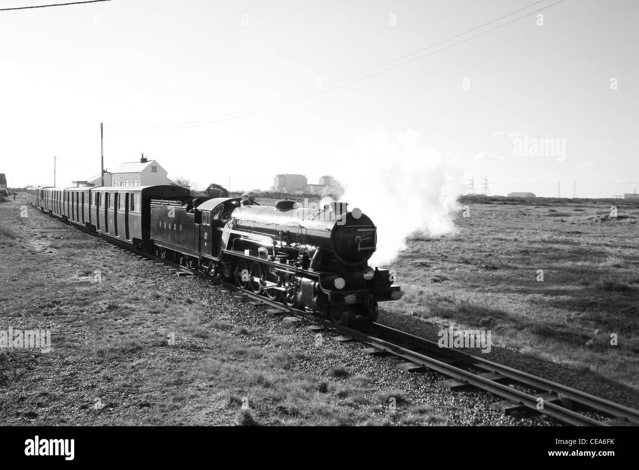 RHDR light railway disques durs sur la plage de fer à Dungeness Banque D'Images