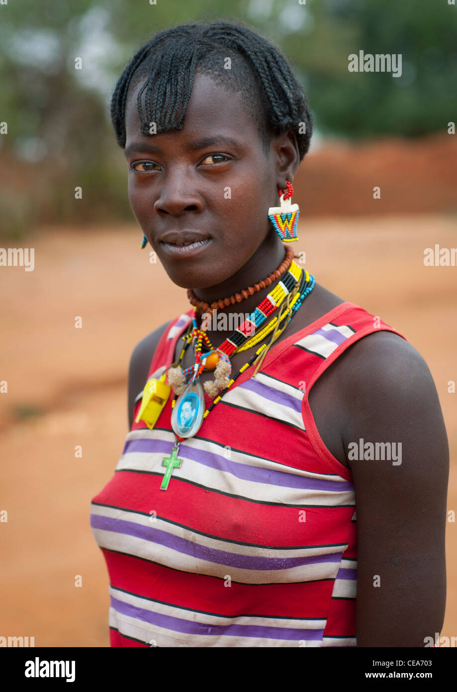 Banna mignon Jeune femme avec des vêtements et bijoux en perles de l'ouest de la vallée de l'Omo en Ethiopie Banque D'Images
