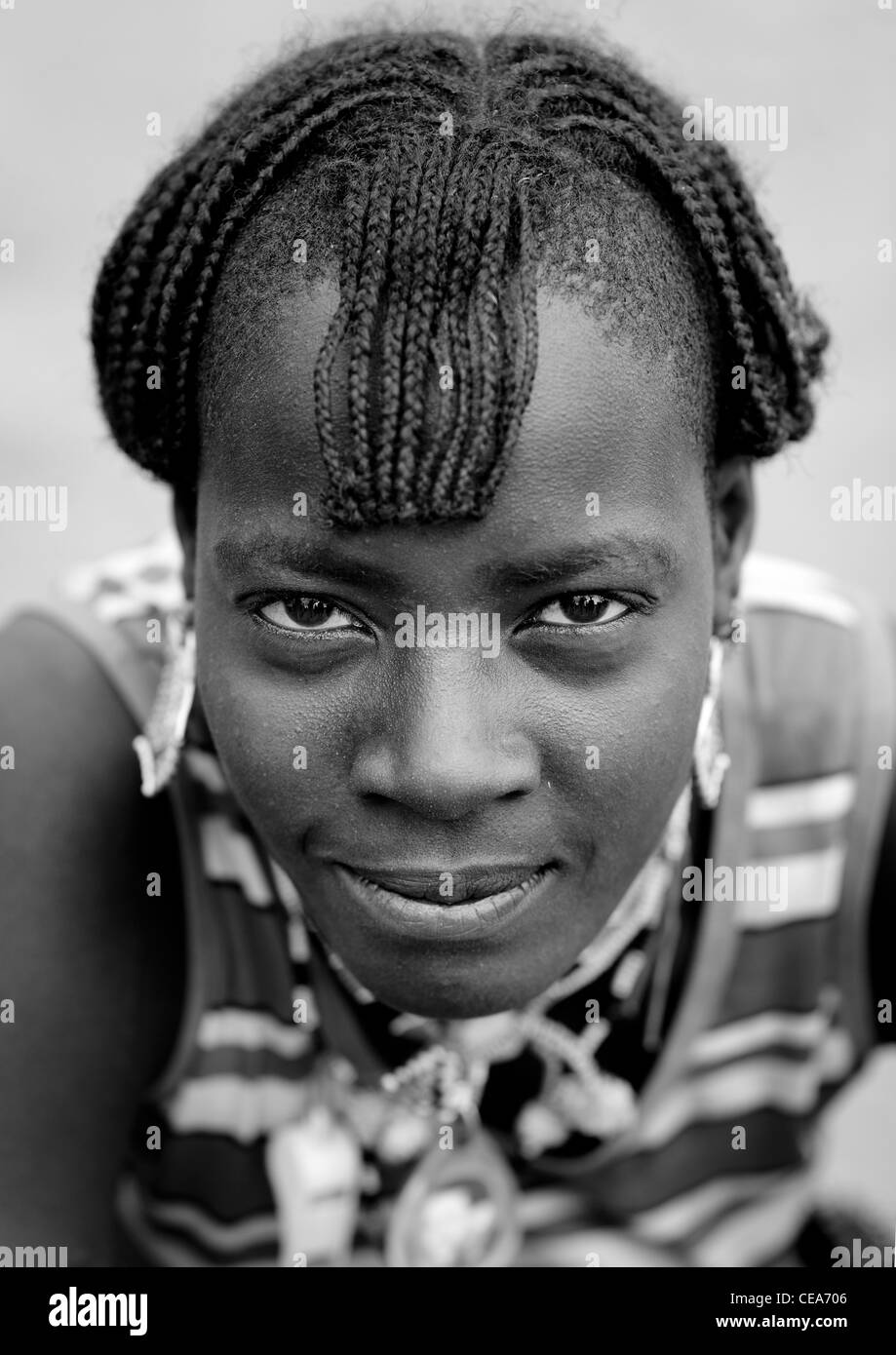 Jeune femme Banna avec les vêtements occidentaux et d'oeil énigmatique Vallée de l'Omo en Ethiopie Banque D'Images