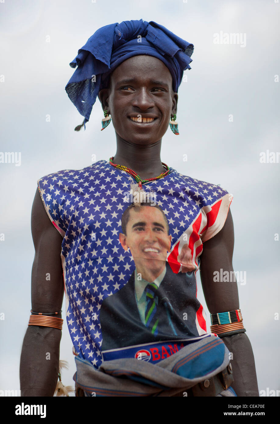 Banna Homme portant des T Shirt campagne Obama Jeune femme avec des vêtements et bijoux en perles de l'ouest de la vallée de l'Omo en Ethiopie Banque D'Images