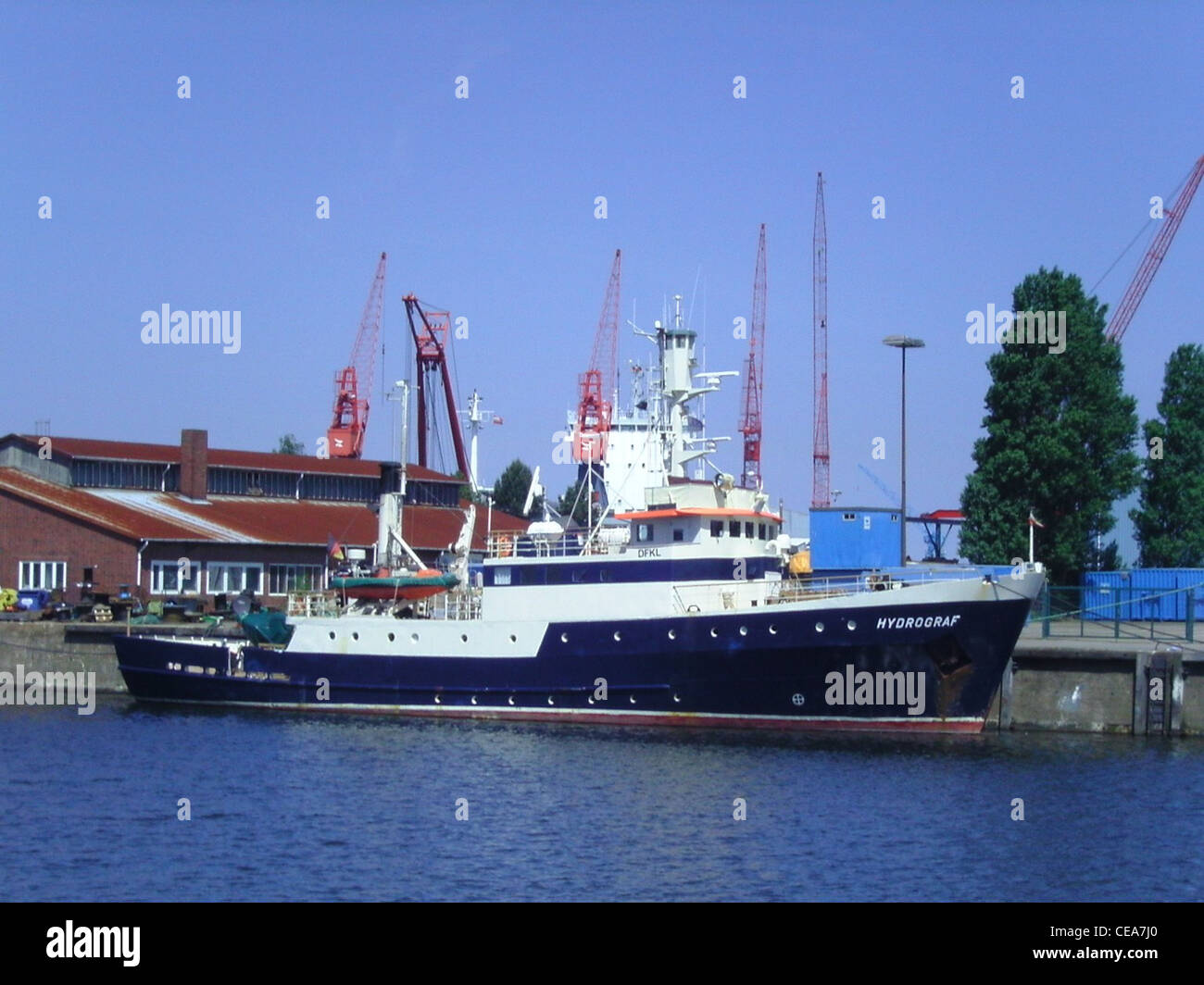 Le navire de recherche-approvisionnement-plongée Hydrograf est amarré au port de Cuxhaven, en Allemagne. Il soutient la recherche scientifique, les missions d'approvisionnement et les opérations sous-marines, offrant des services pour les études marines et les expéditions de plongée. Banque D'Images