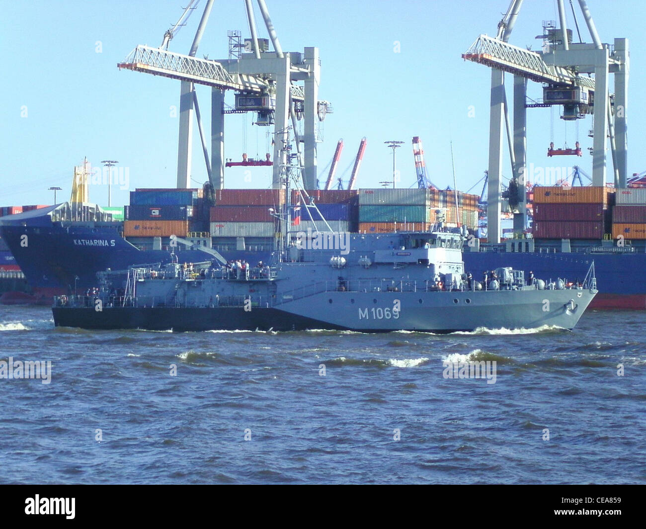 Le Homburg est un navire dragueur de mines de la marine allemande, amarré à Hambourg. Ce navire est conçu pour déminer les voies navales afin d'assurer le passage sûr des navires militaires et commerciaux. Banque D'Images