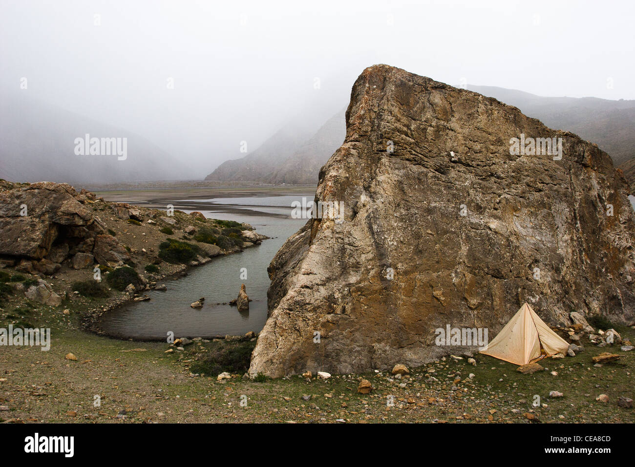 Camping petit lac de montagne par Sopona dans la région du Spiti, Himachal Pradesh, Inde Banque D'Images