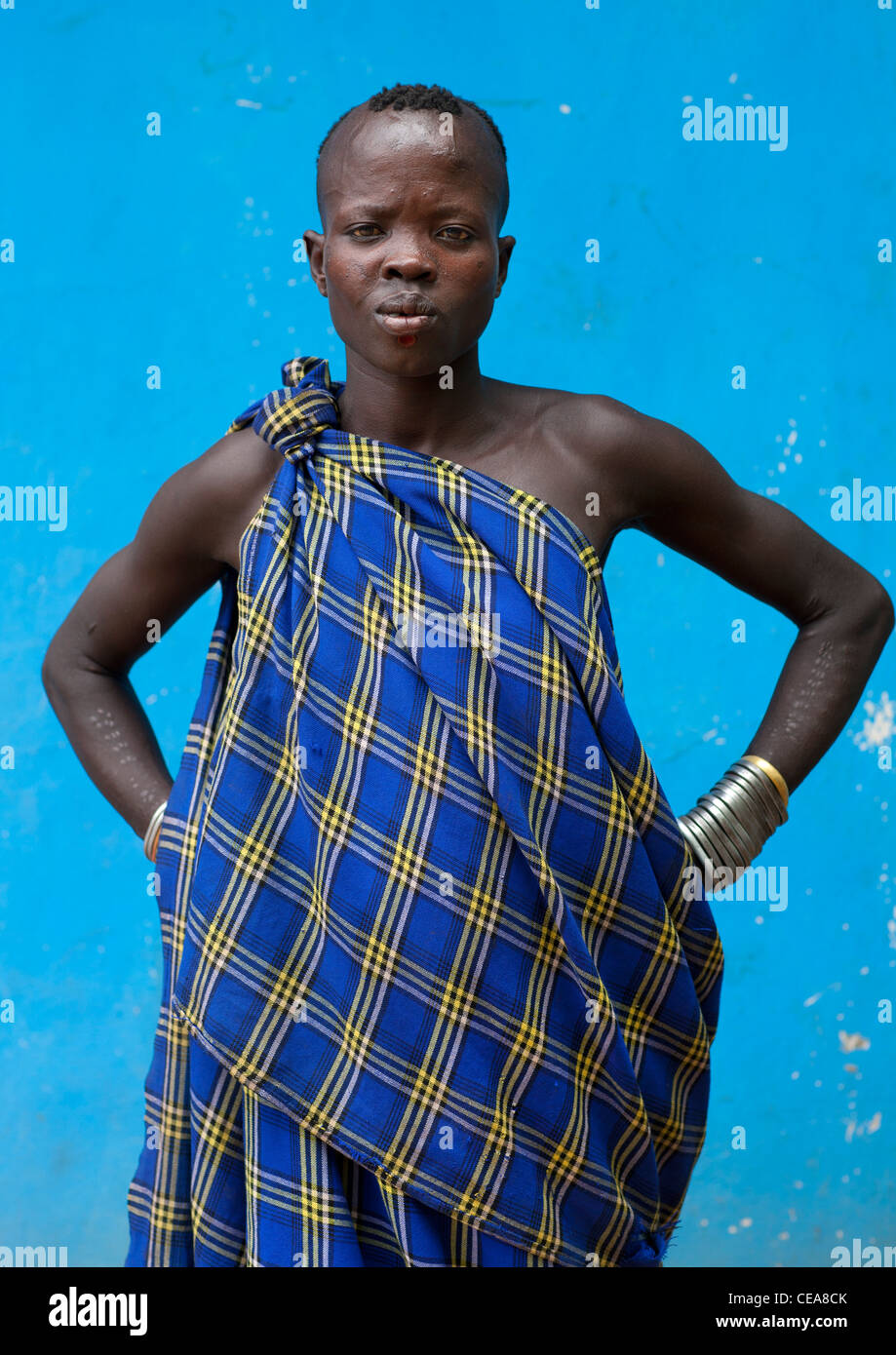 Bodi femme portant le pagne traditionnel avec des avant-bras scarifiés et  bracelets métalliques Hana Morsi Village Vallée de l'Omo en Ethiopie Photo  Stock - Alamy