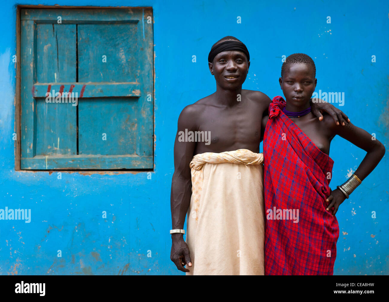 Homme Femme Couple Bodi et posant avec un pagne à l'extérieur de l'hôtel Blue House l'Ethiopie Banque D'Images