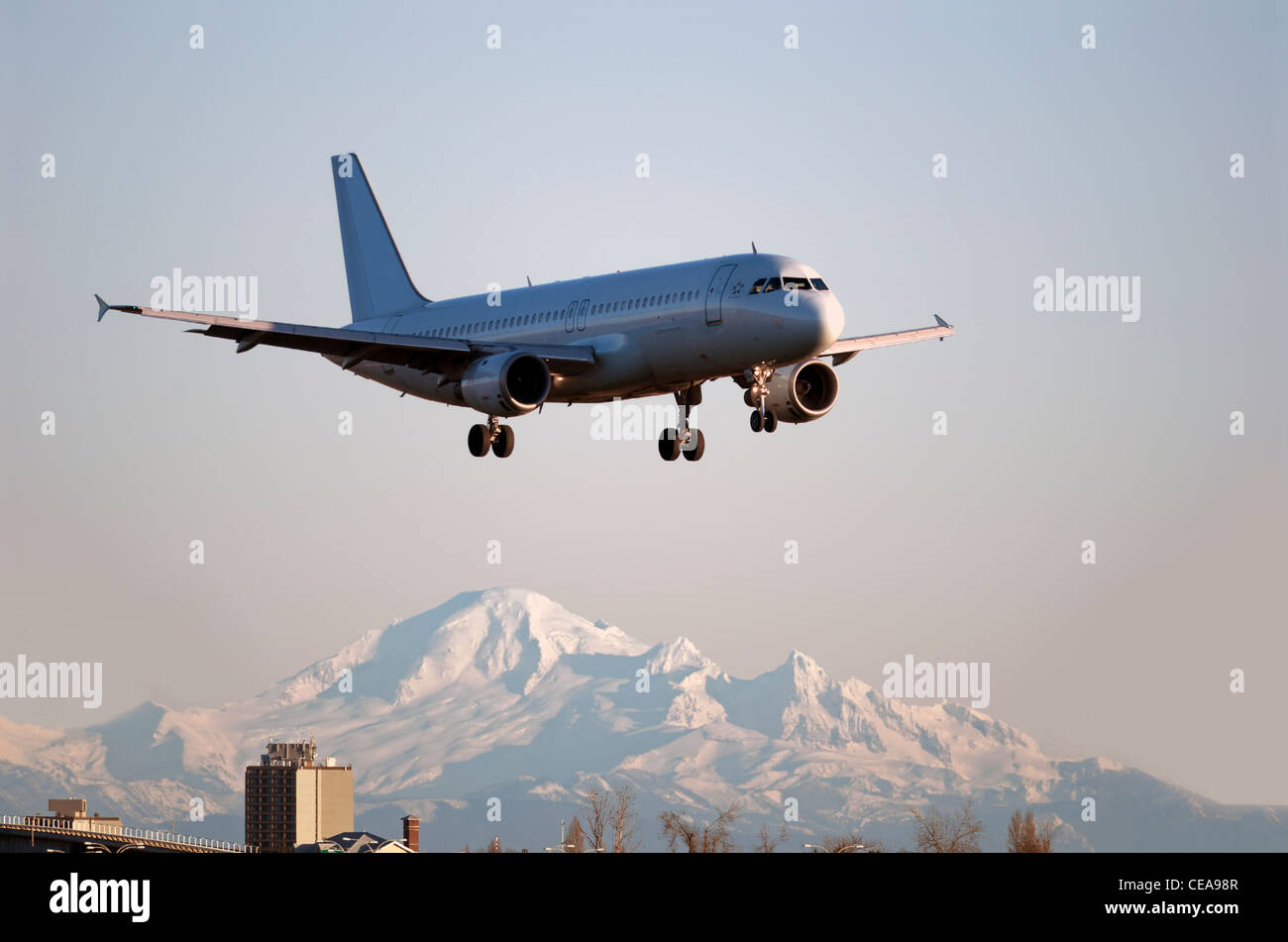 Airbus A-320 avec Mt. Baker dans l'arrière-plan (pas de logo, pas de nom) Banque D'Images
