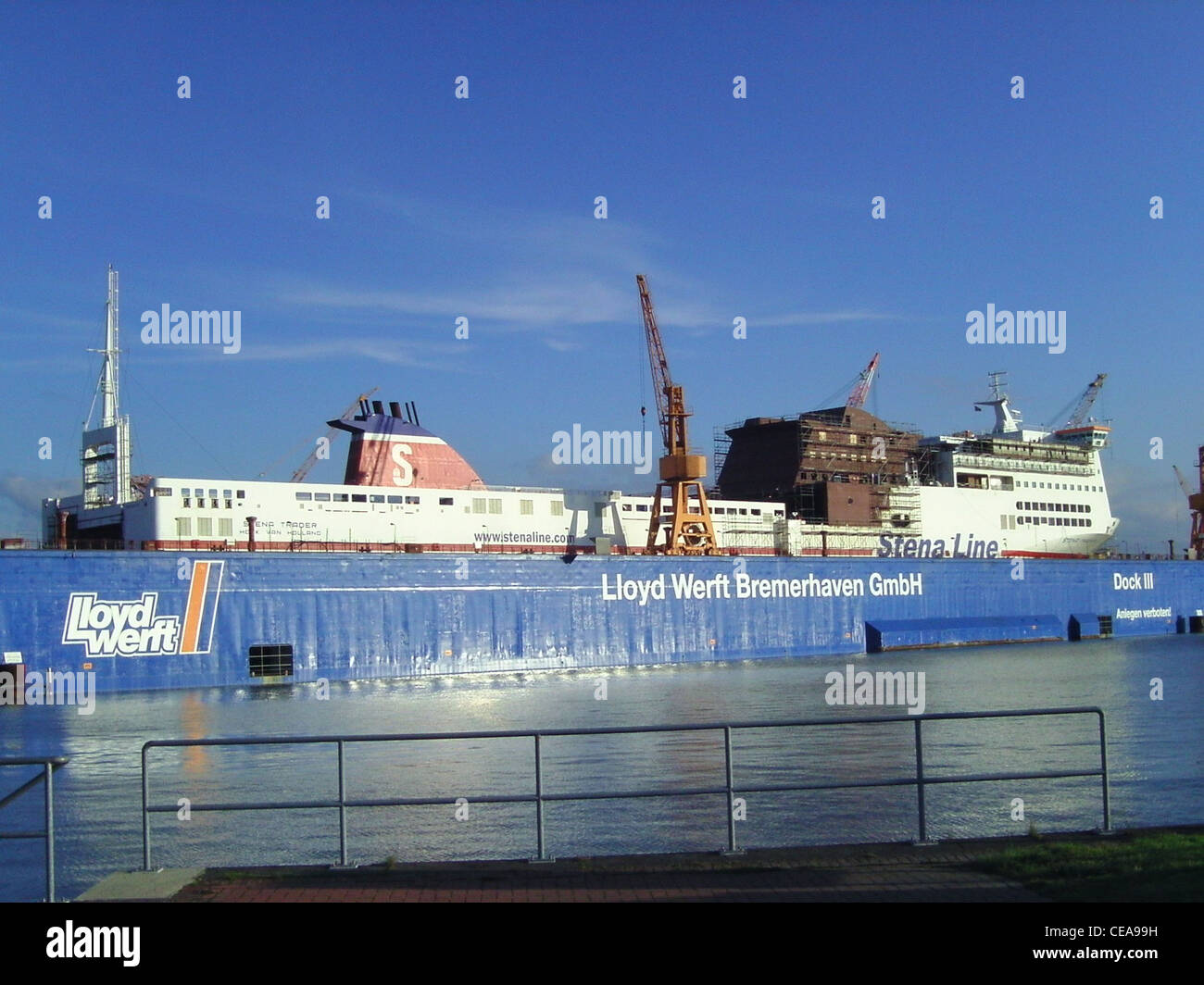 Le ferry Stena Trader amarré au chantier naval Lloyd à Bremerhaven, Allemagne. Le navire a été raccourci pour une utilisation ultérieure au Canada. Banque D'Images