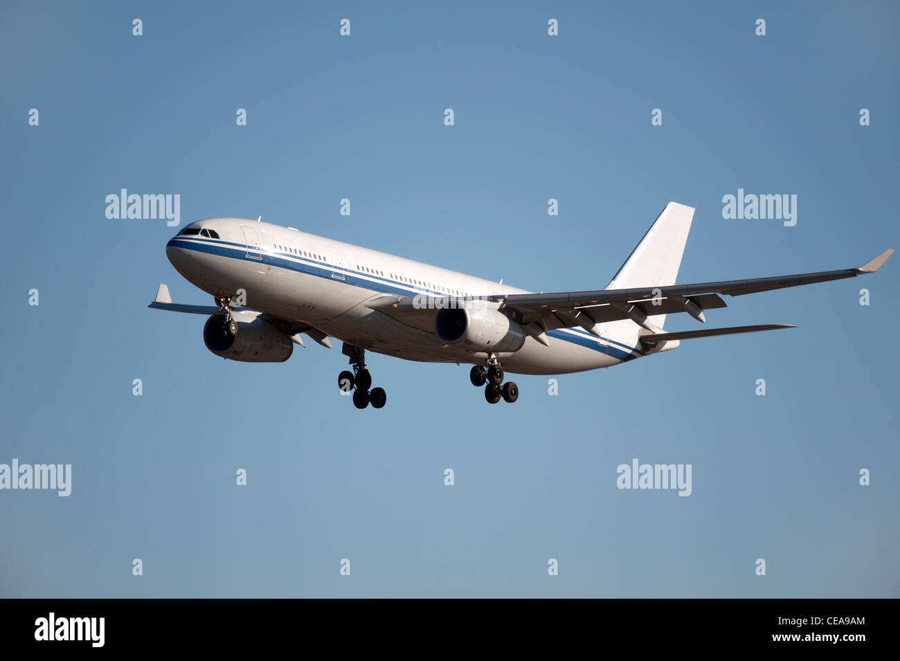 Airbus A-330-200 avant l'atterrissage à Vancouver (pas de logo, pas de nom) Banque D'Images
