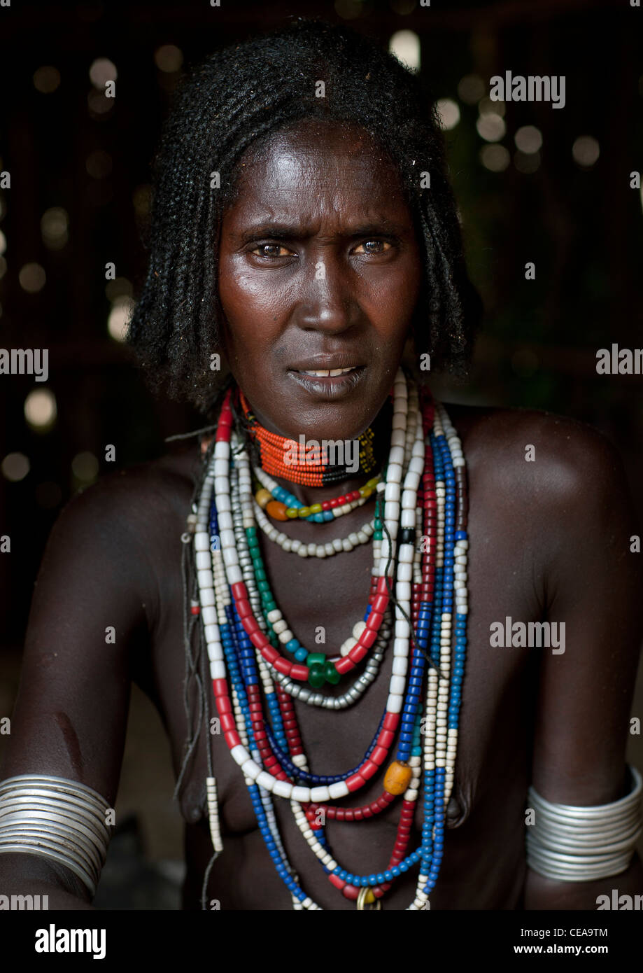 Portrait de beaux yeux sombres Erbore Femme portant Collier et boucles d'Ethiopie Banque D'Images