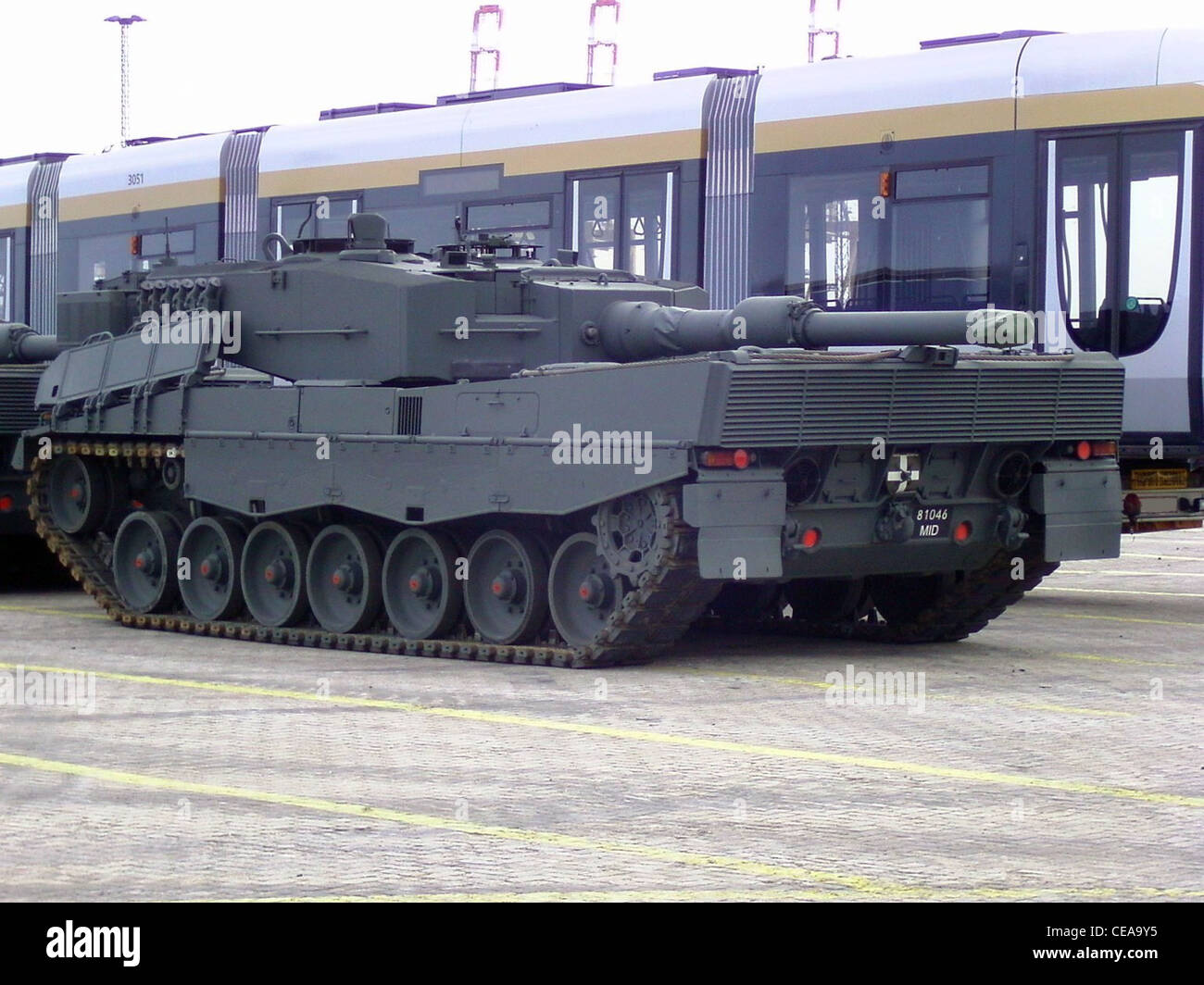 Le Leopard 2A4 allemand est un char de combat principal moderne, qui fait partie des forces armées de Singapour depuis le début des années 2000 Connu pour sa puissance de feu, sa protection et sa mobilité, le Leopard 2A4 est largement utilisé dans les opérations de combat. Ce modèle particulier a été vu en 2010, montrant son rôle dans les capacités de défense militaire de Singapour. Banque D'Images