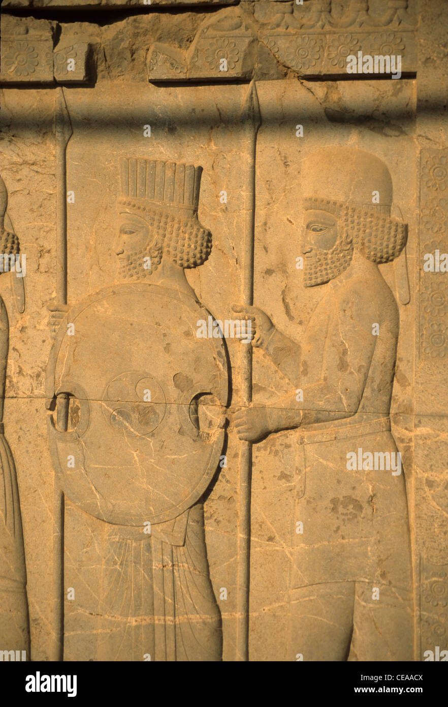 Mèdes et perses - anciens soldats, détail, escalier, Apadana [capitale de l'empire perse, Darius ] Persepolis Iran Banque D'Images