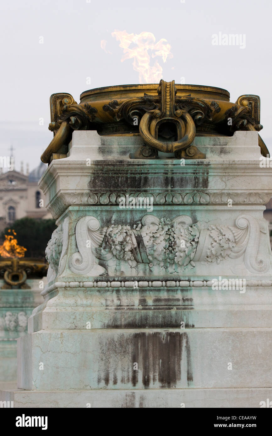 Monumento Nazionale a Vittorio Emanuele II tombe du Soldat inconnu avec une flamme éternelle Banque D'Images