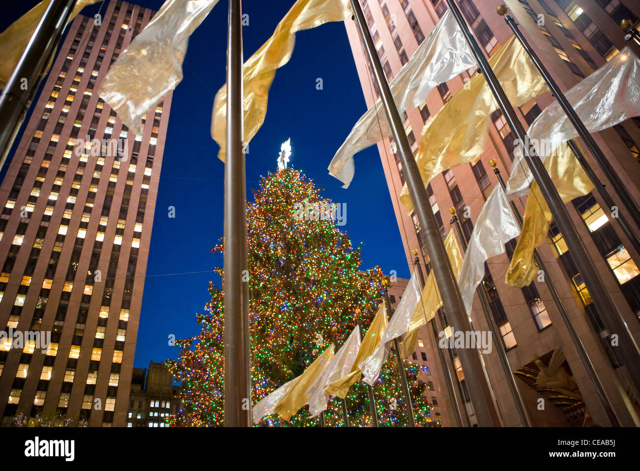 Arbre de Noël entouré de drapeaux d'or et d'argent au Rockefeller Center, New York Banque D'Images