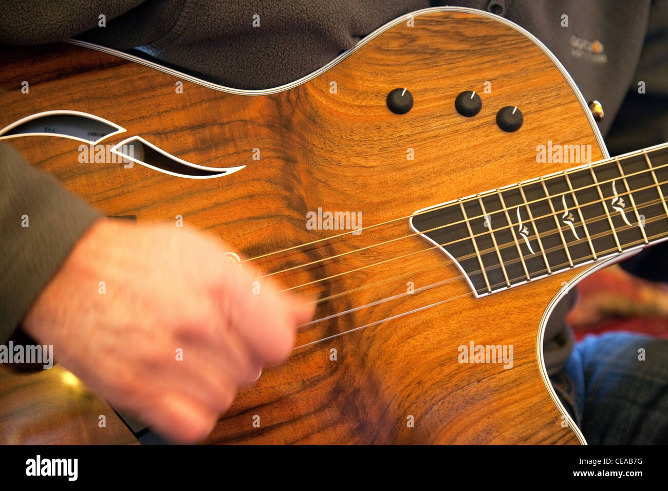 Gratter sa guitare Banque de photographies et d'images à haute résolution -  Alamy