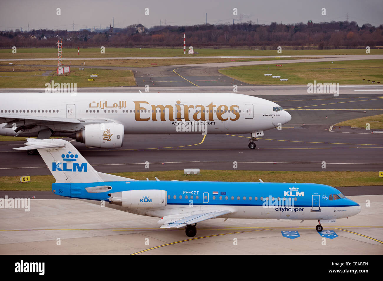 Boeing 777 et Fockker 70 Imposition des avions de l'aéroport international de Düsseldorf Allemagne Banque D'Images