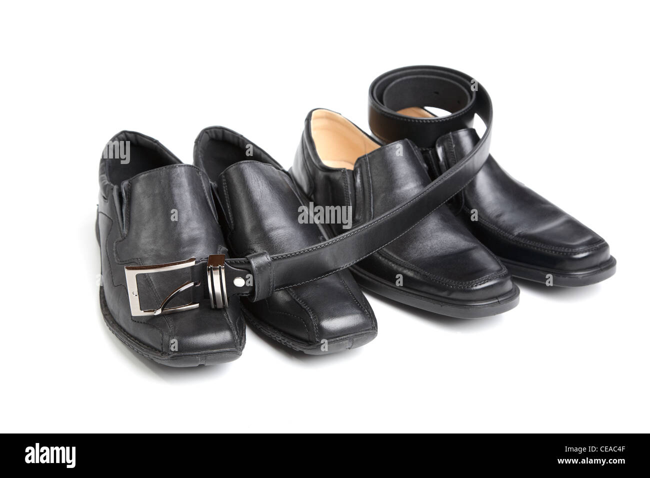 Deux paires de chaussures de l'homme noir et une ceinture sur fond blanc Banque D'Images