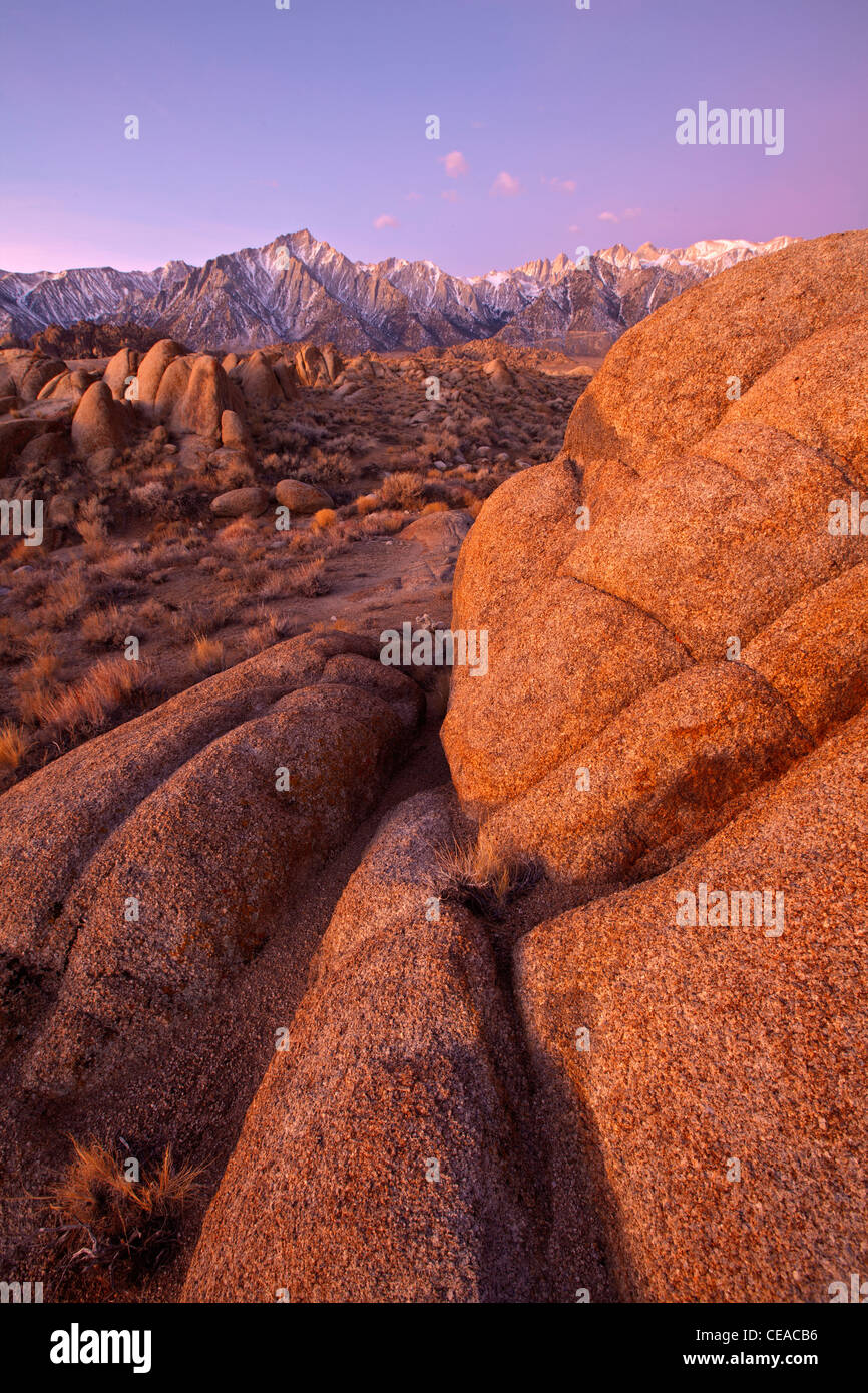 Vue de la montagne solitaire et Mt. Whitney dans la Sierra Nevada comme vu du granite rocks dans l'Alabama Hills, California, USA Banque D'Images