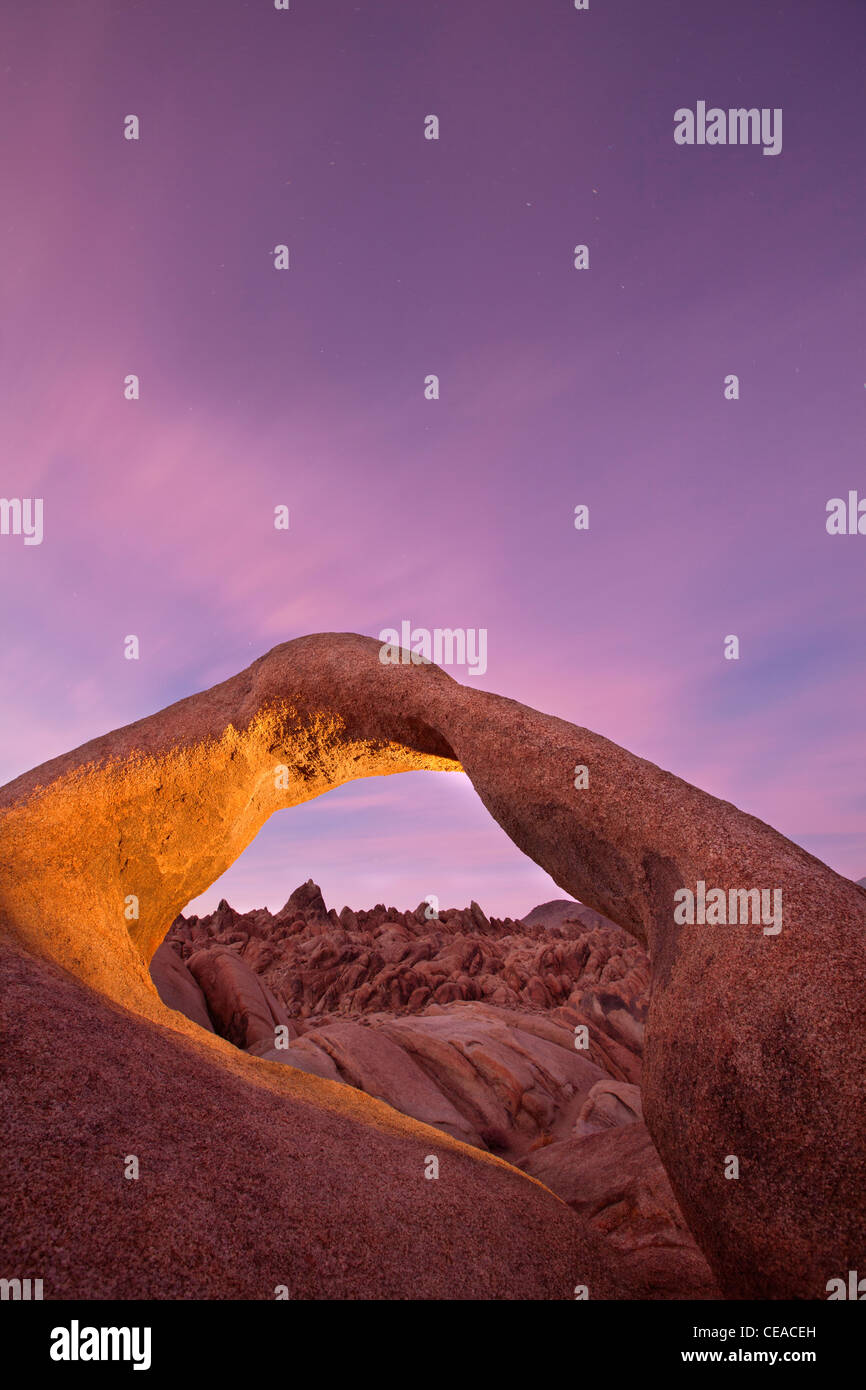 Passage de Mobius au coucher du soleil dans l'Alabama Hills, California, USA Banque D'Images