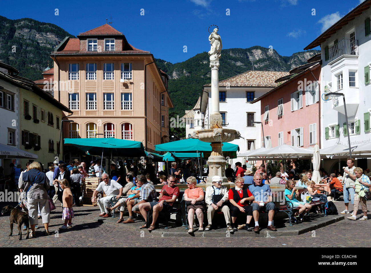 Les touristes à l'Marienbrunnen sur la place du marché de Caldaro sur la route des vins du Tyrol du Sud. Banque D'Images