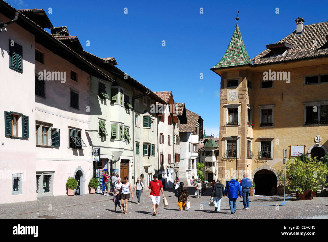 Le centre-ville de Caldaro sur la route des vins du Tyrol du Sud avec des maisons du 17ème siècle. Banque D'Images