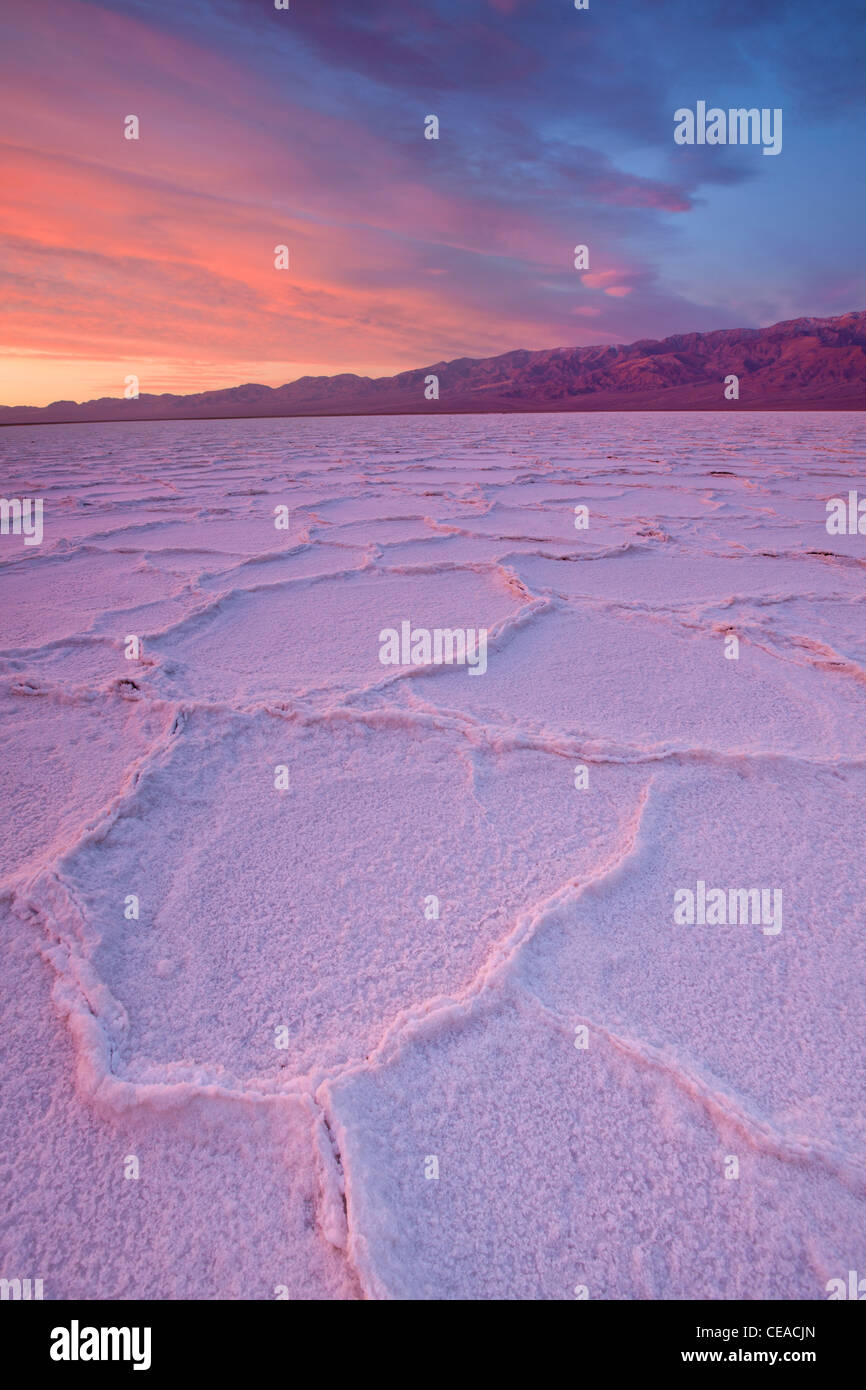 Lever du soleil sur les polygones de sel et de motifs à Badwater Salt Flats dans Death Valley National Park, California, USA Banque D'Images