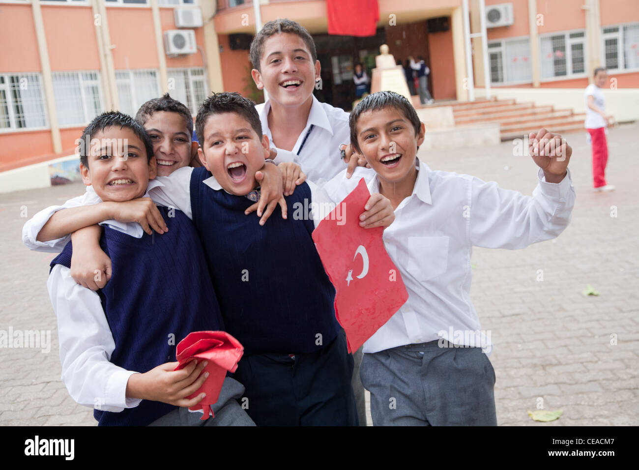 Heureux les écoliers turcs célèbrent la Journée de la République turque à Tekirova ville, la Turquie le 29 octobre, 2010 Banque D'Images