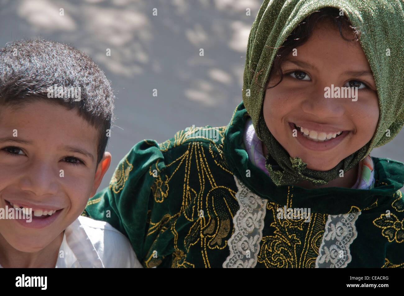 Les enfants du village dans l'oasis de Siwa, Egypte. Le Siwi sont de stock berbère. Banque D'Images