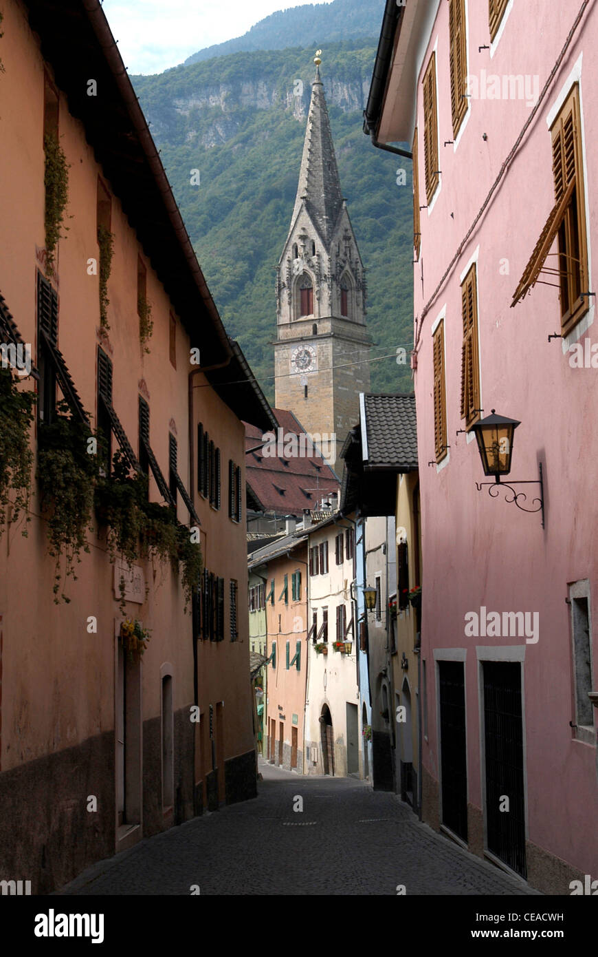 Old lane de Termeno à la route des vins du Tyrol du Sud avec l'église paroissiale gothique du 15ème siècle. Banque D'Images