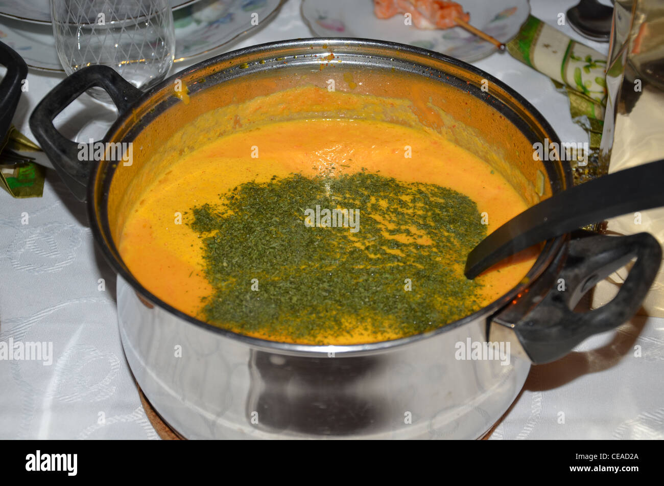 Soupe de carottes dans un pot d'épices Banque D'Images