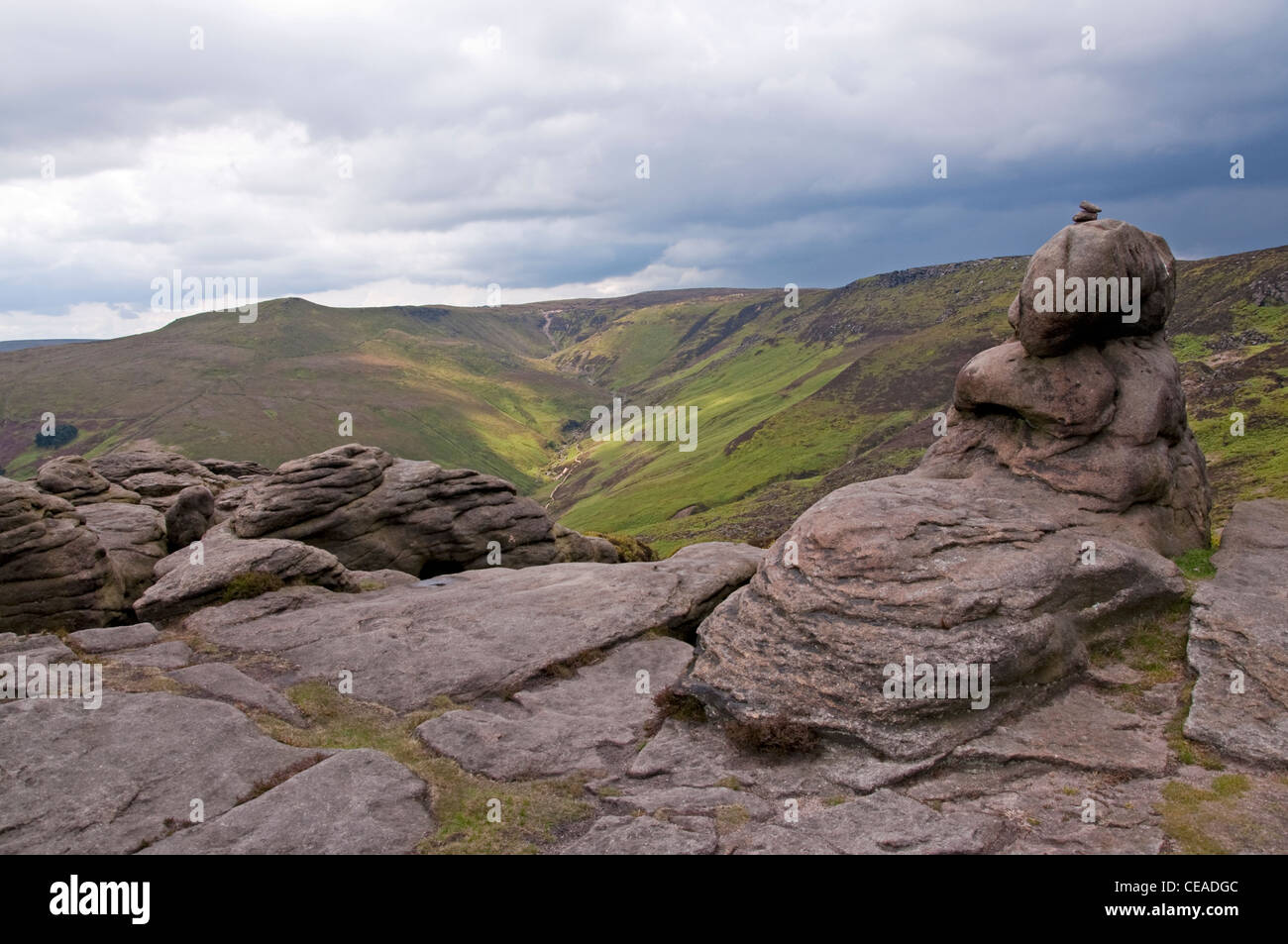 Grindsbrook Clough coupant à travers le sud de Kinder Scout, vu de Appel Roger, parc national de Peak District Banque D'Images