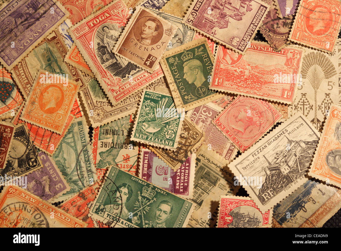 Une sélection de vieux timbres empire britannique collection timbres vintage Stamp collection Banque D'Images