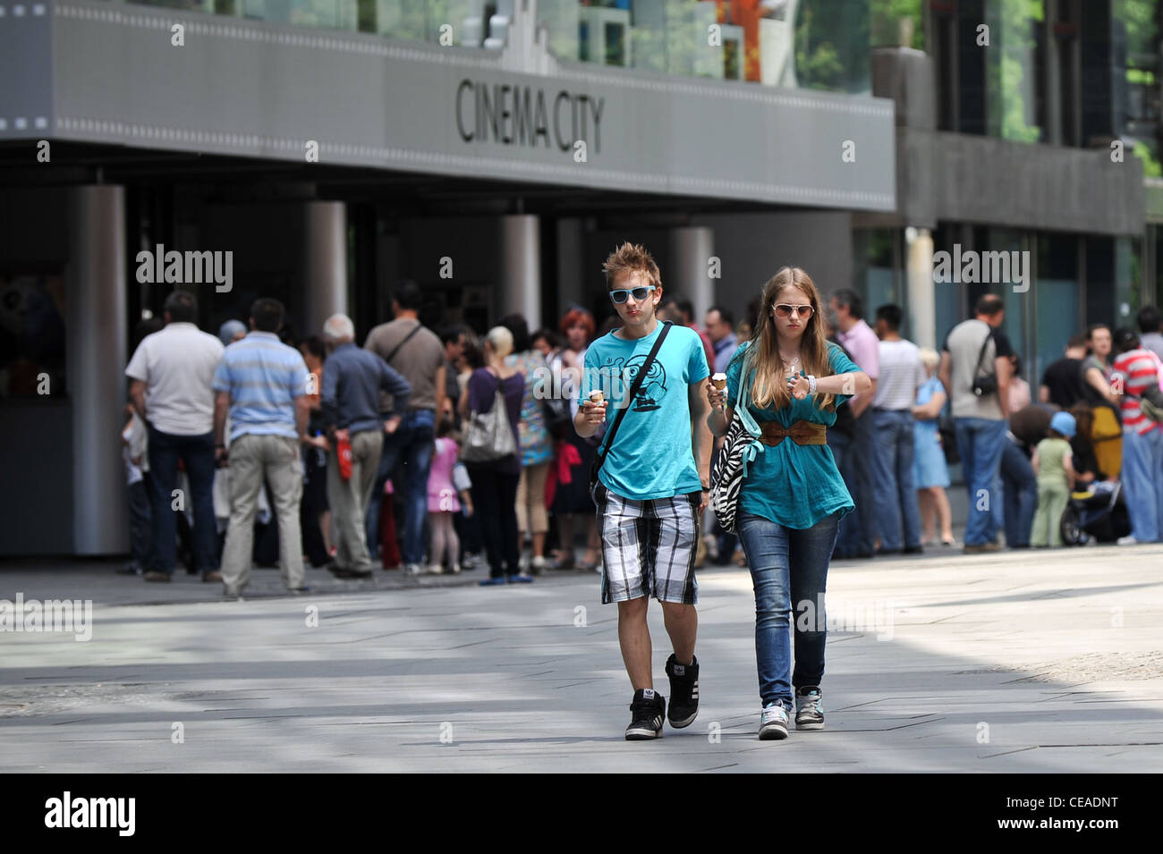 Un jeune couple en train de marcher dans le centre de la capitale bosniaque de Sarajevo. Banque D'Images