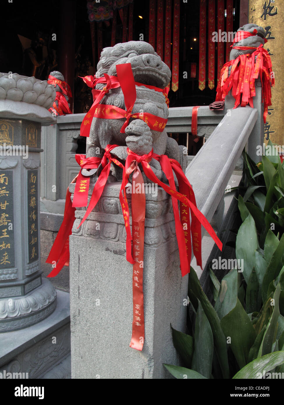 Les lions en pierre avec rubans souhaite lié à leur sujet dans un temple chinois Banque D'Images
