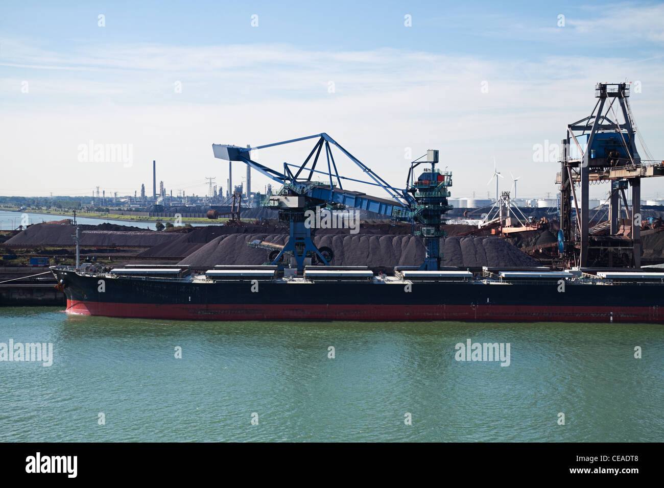 Transport de bauxite par bateau Banque de photographies et d’images à