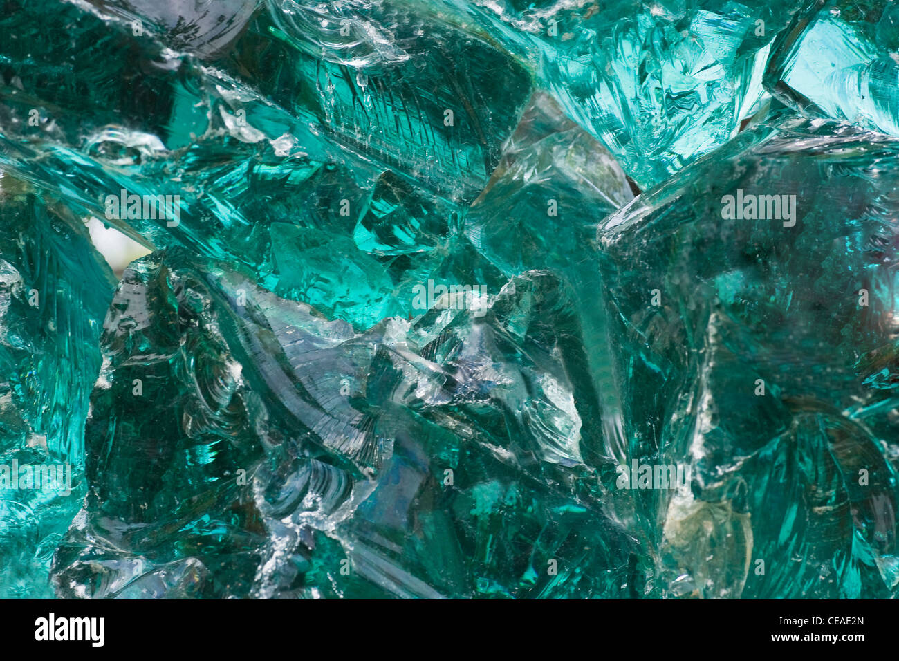 Partie de gros morceau de verre vert avec reflets de lumière - image horizontale Banque D'Images