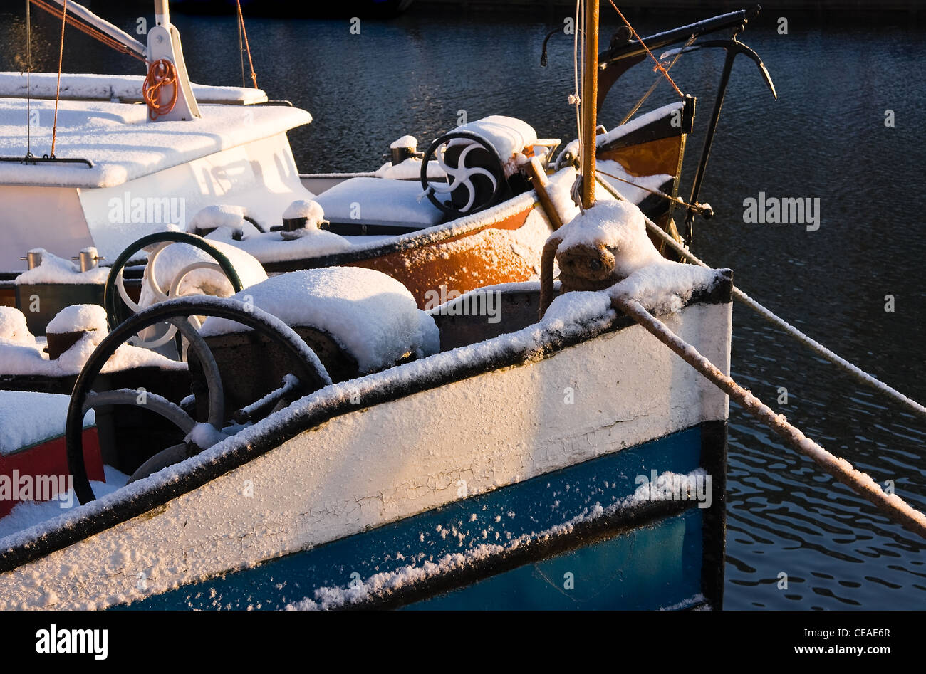 Une partie de l'ancien navire de fer en hiver neige - image horizontale Banque D'Images