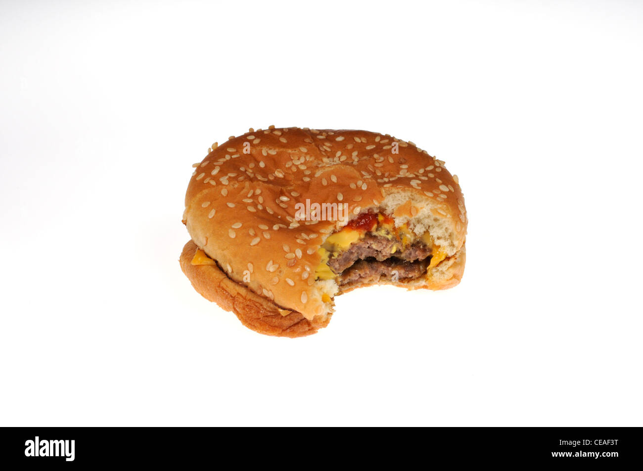 Burger King partiellement mangés double cheeseburger sur fond blanc dentelle USA. Banque D'Images