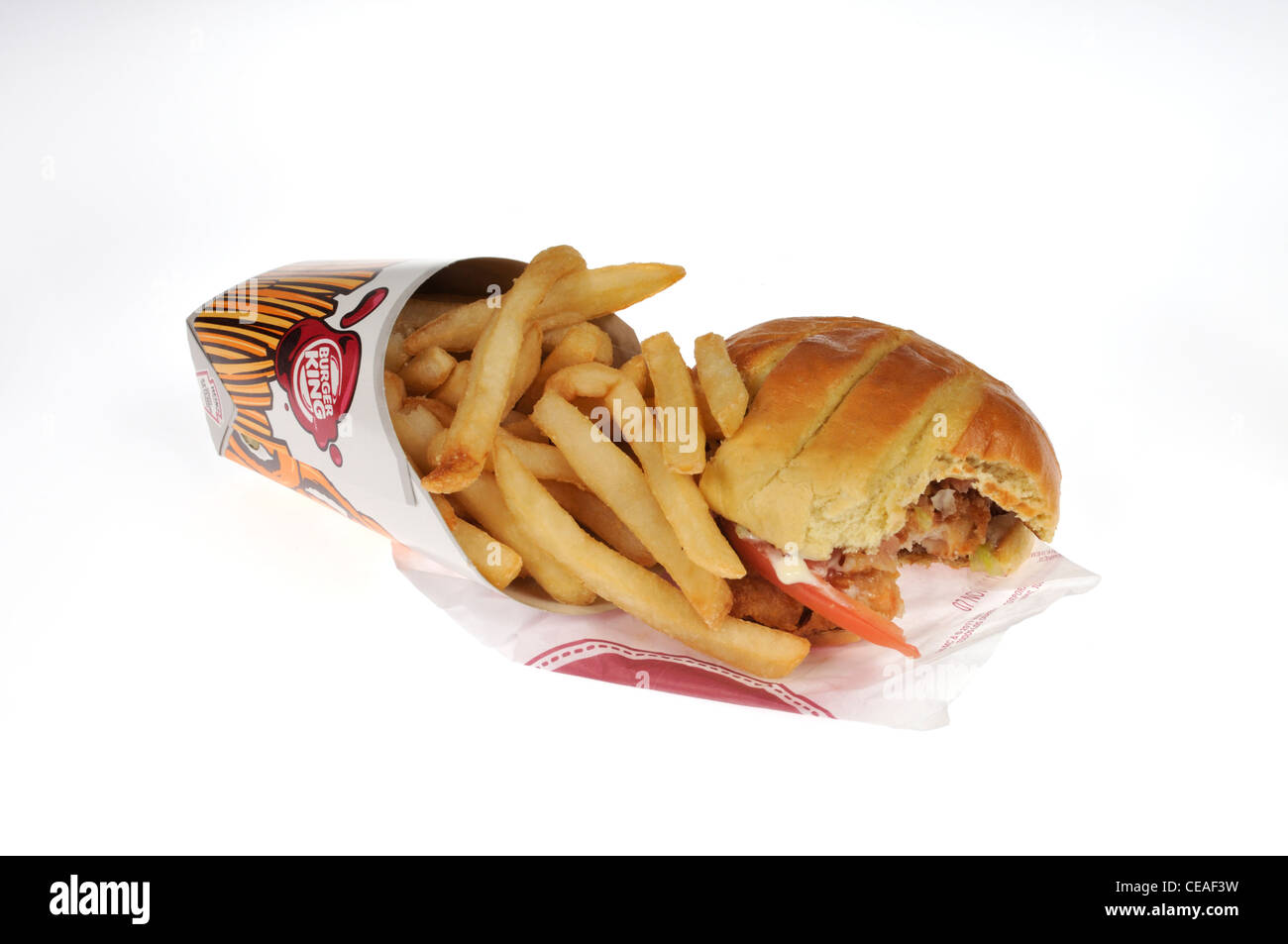 Burger King sandwich au poulet croustillant d'artisan sur rouleau avec frites sur fond blanc dentelle Banque D'Images