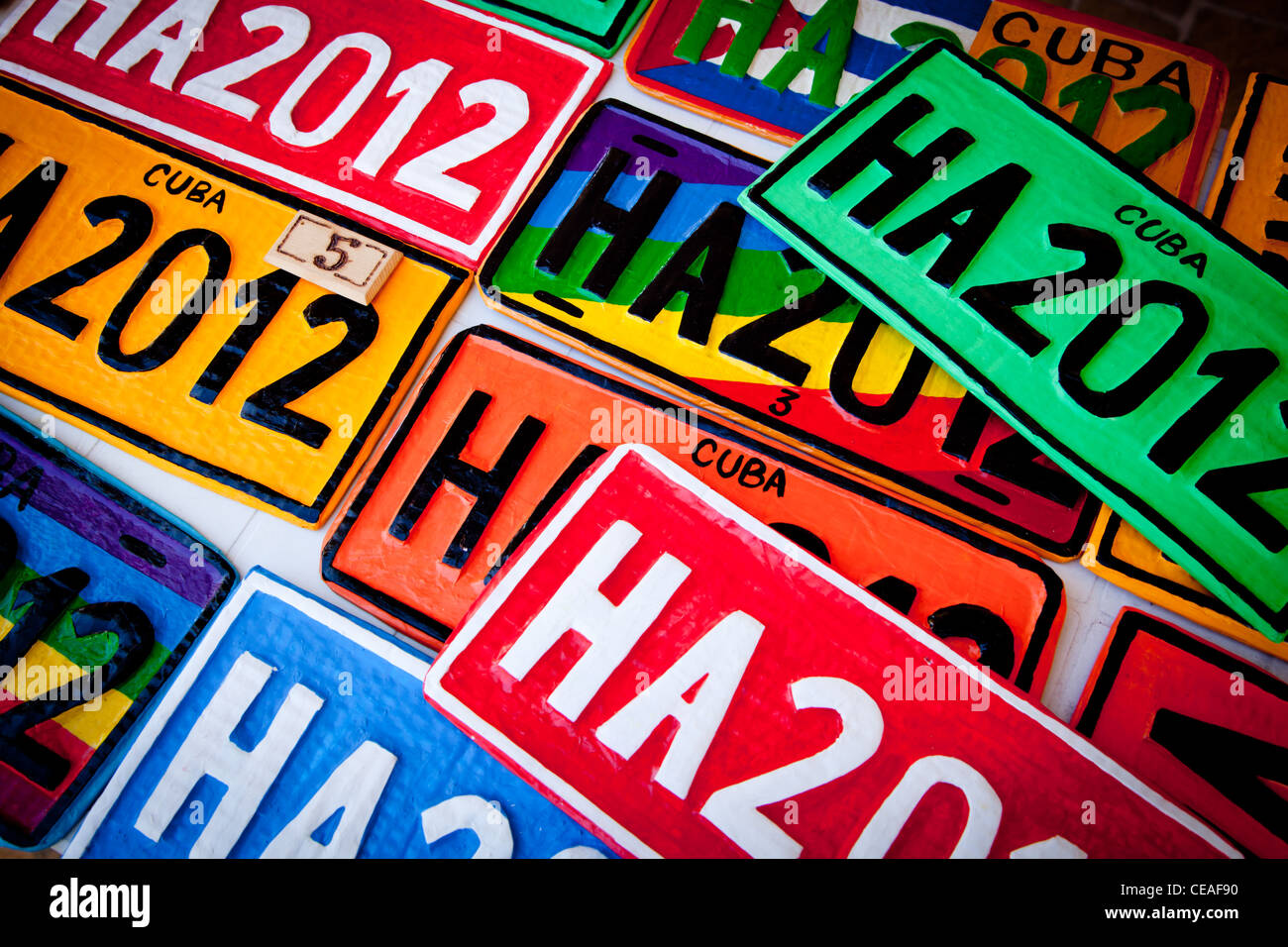 Les plaques d'Automobile coloré Banque D'Images