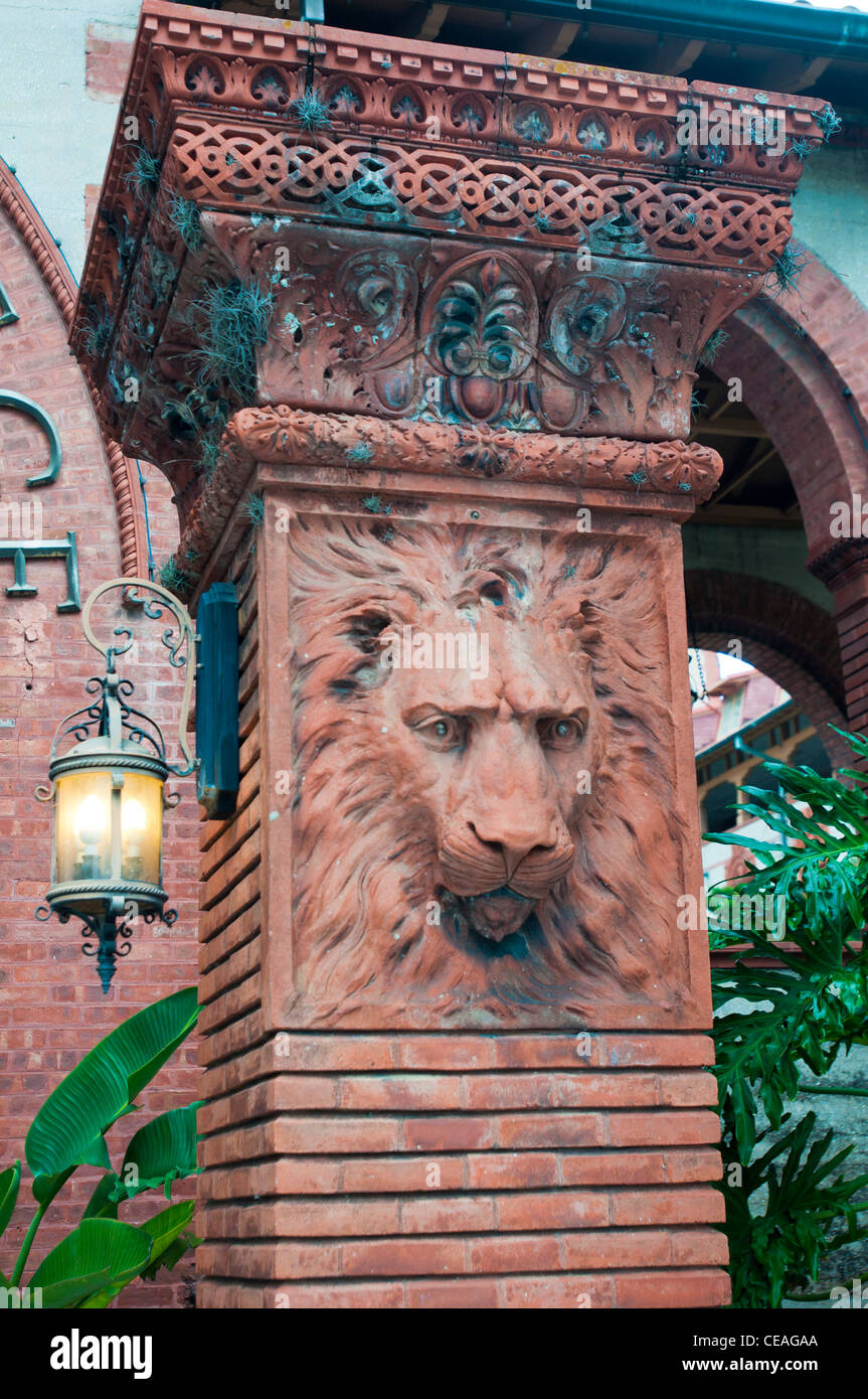 Lion de secours de basse à l'entrée du Flagler College, St Augustine, Florida, United States, USA, Amérique du Nord Banque D'Images