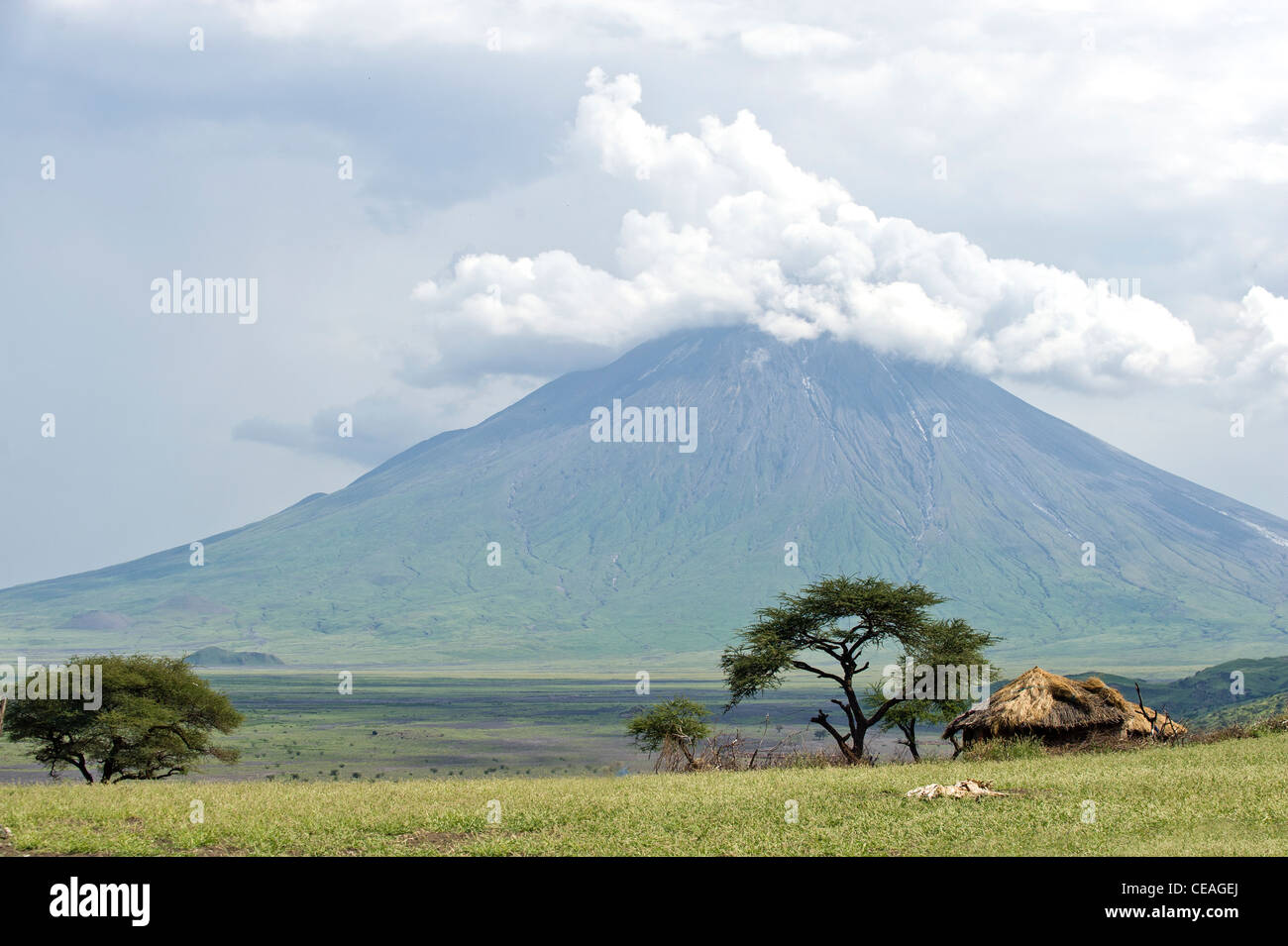 Le volcan Oldoinyo Lengai et hutte Maasai en Tanzanie du nord Banque D'Images