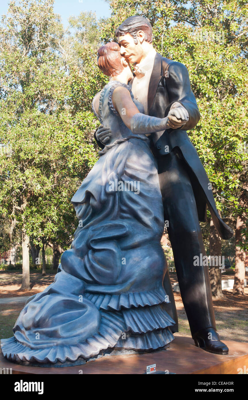 Whispering Fermer, couple dansant sculpture géante par Seward Johnson, Université de Floride, Gainesville, Floride, USA Banque D'Images