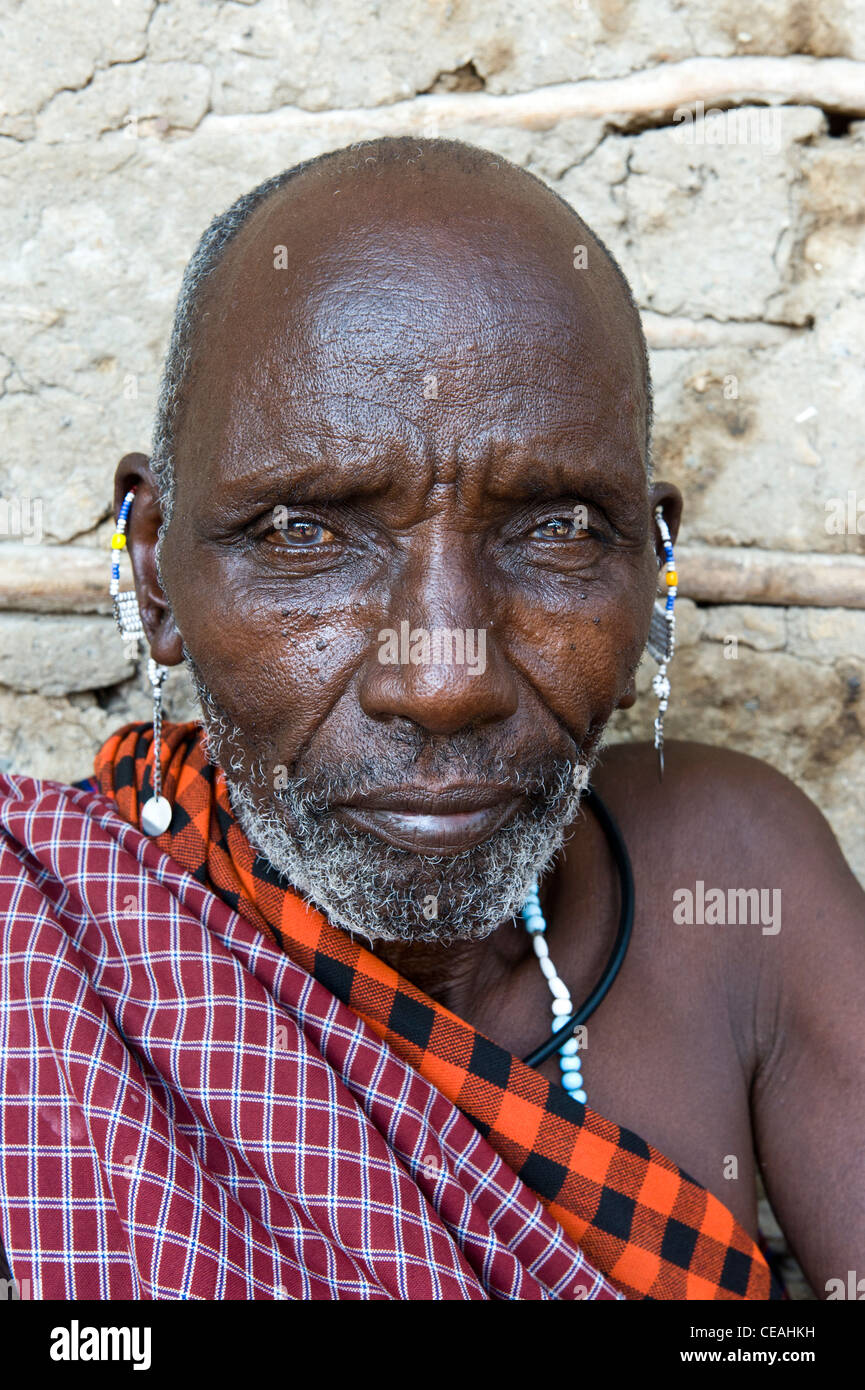 Portrait d'un aîné Maasai dans Engaresero au lac Natron en Tanzanie Banque D'Images