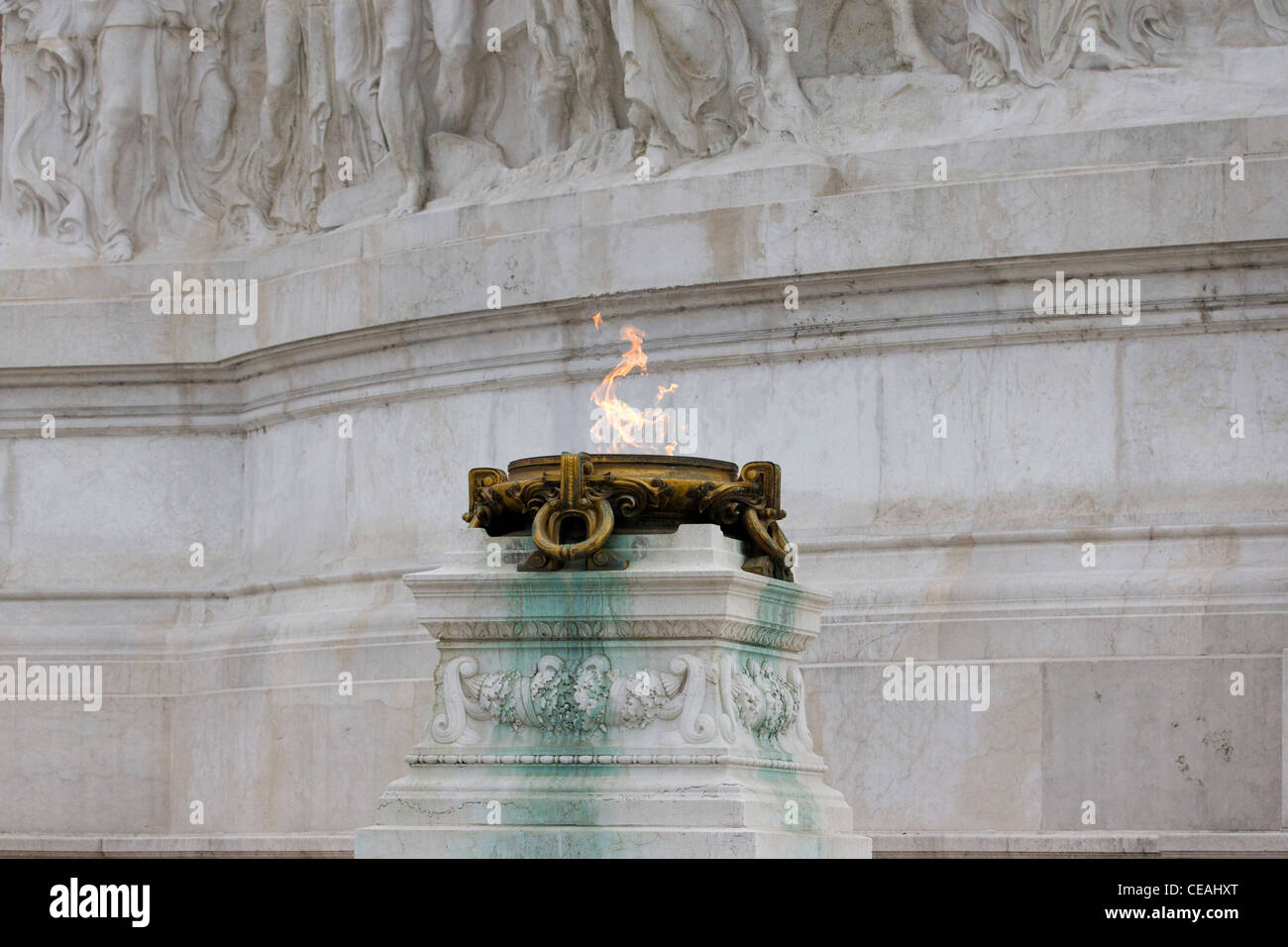 Monumento Nazionale a Vittorio Emanuele II tombe du Soldat inconnu avec une flamme éternelle Banque D'Images